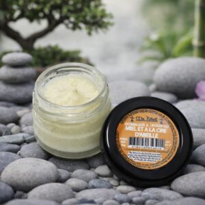 gommage à lèvres au miel et à la cire d'abeille