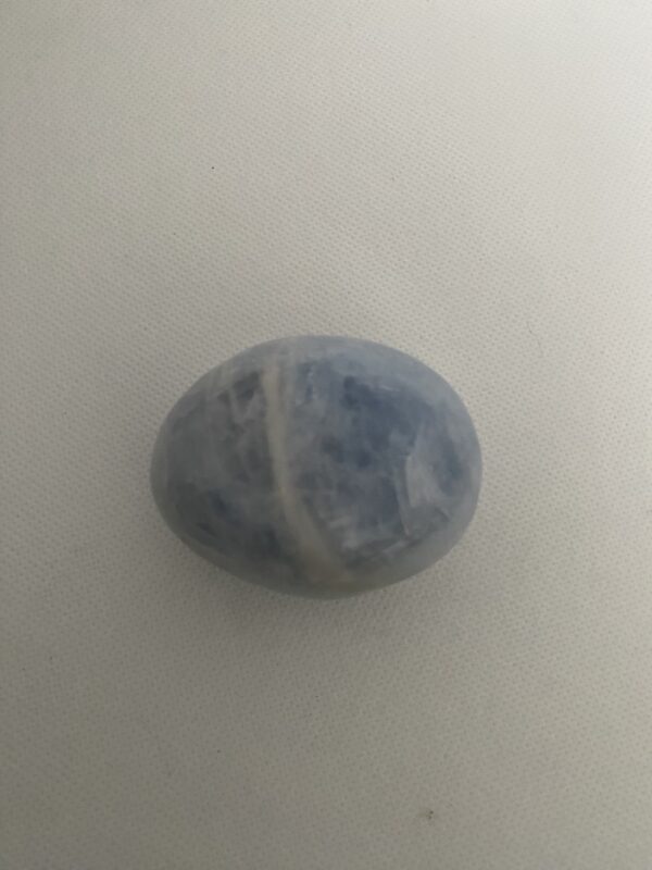 Galet calcite bleue