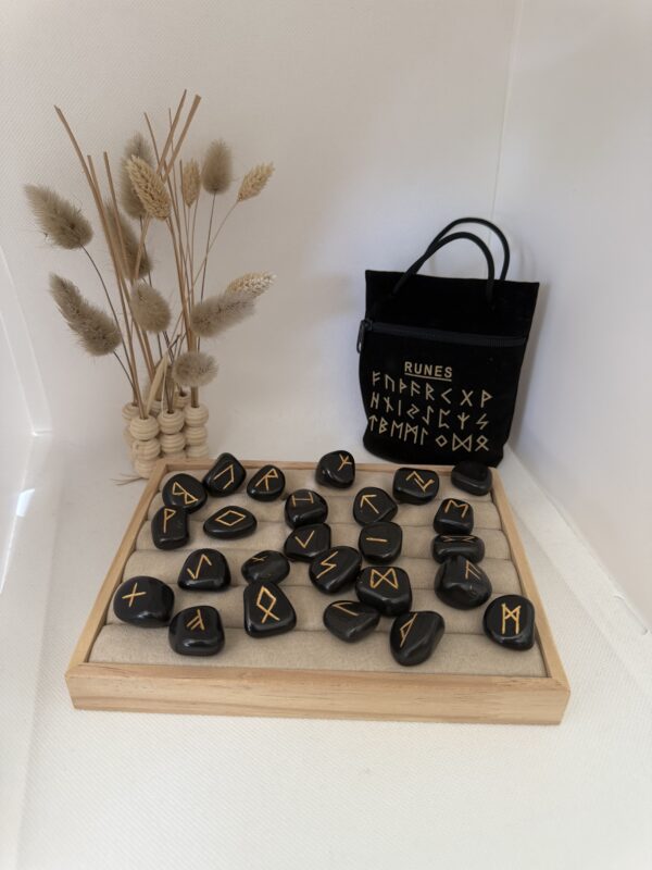Runes set onyx