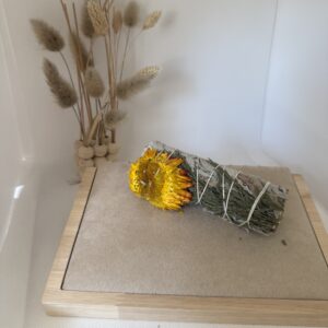 Bâton de sauge blanche avec cèdre et fleurs de paille