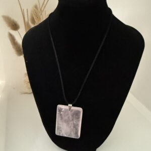 Pendentif pierre plate rectangle en quartz rose