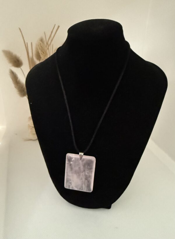 Pendentif pierre plate rectangle en quartz rose