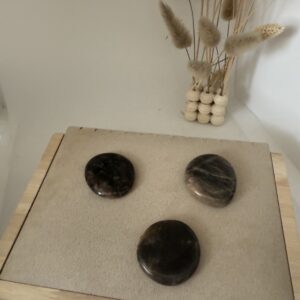 Pierre plate lune noire